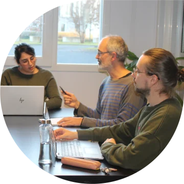3 collaborateurs Ingenium digital learning autour d'une table