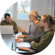 3 collaborateurs Ingenium digital learning autour d'une table